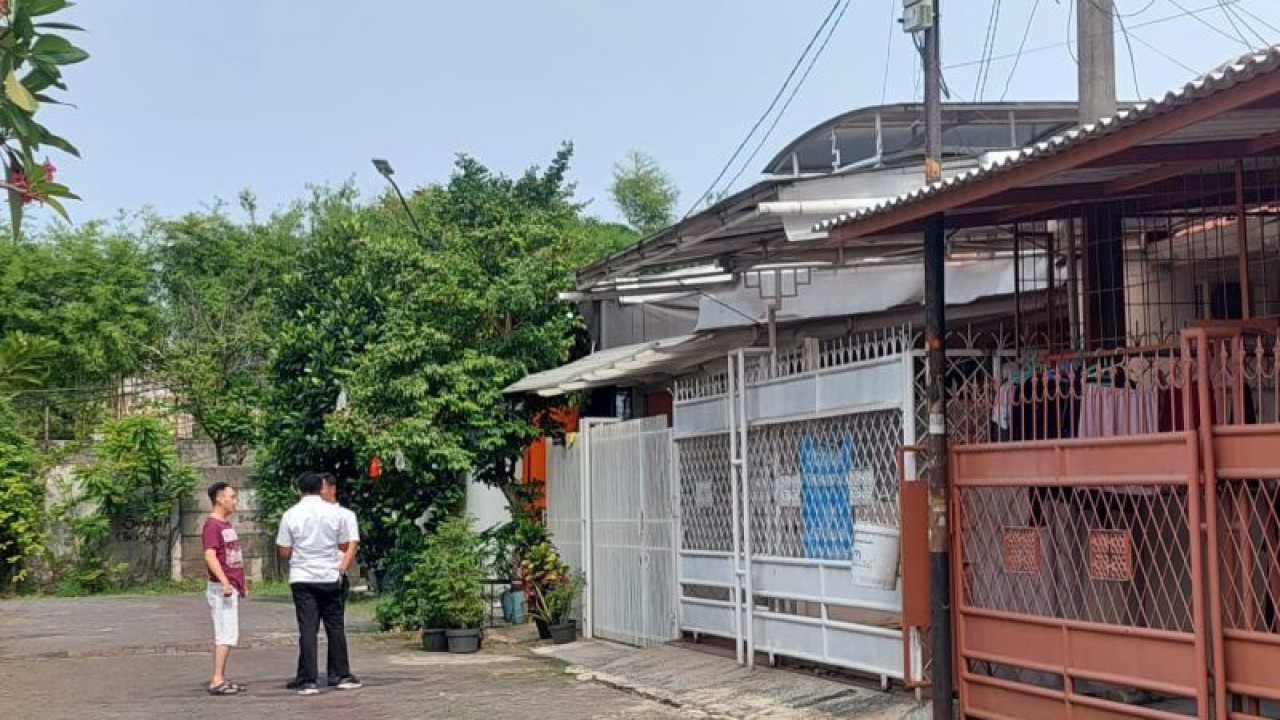 Rumah penemuan jenazah satu keluarga yang beralamat di Jalan Taman Asri 3, RT 7/ RW 15, Citra Garden 1, Kalideres, Jakarta Barat, Senin (14/11/2022). ANTARA / Walda