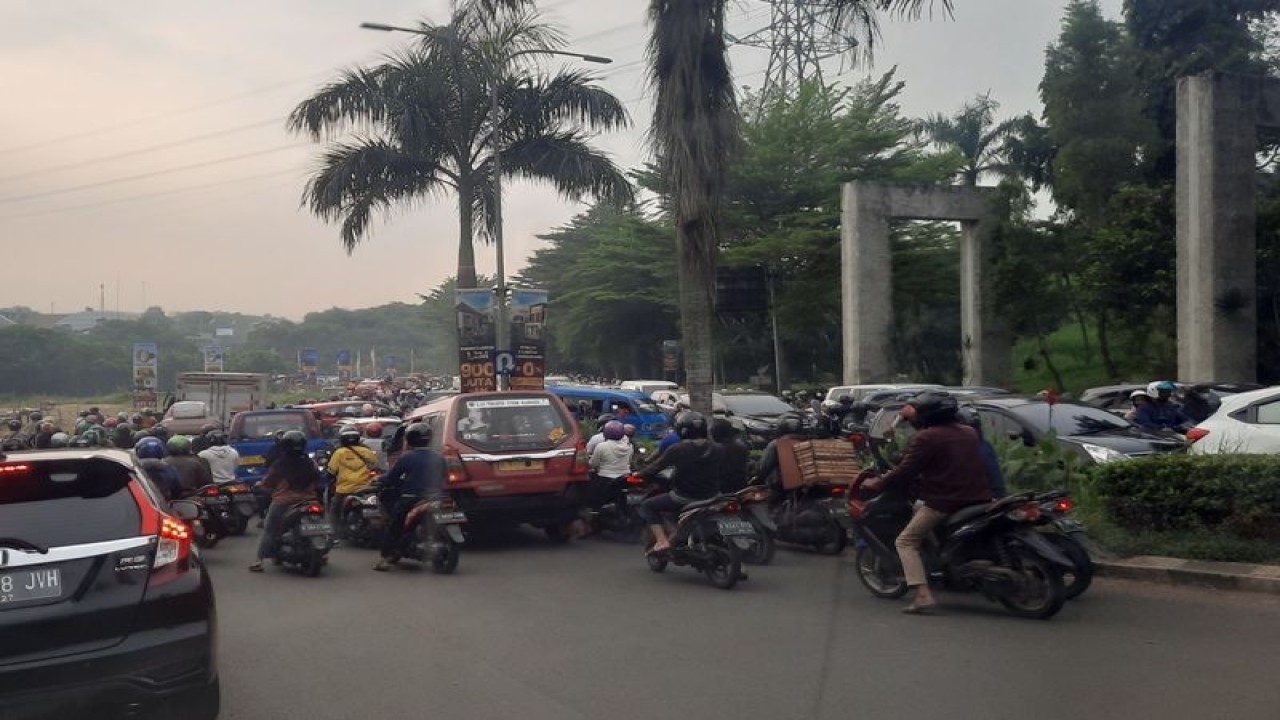 Jalan Boulevard Grand Depok City yang kerap terjadi kemacetan. (ANTARA/Foto: Feru Lantara)