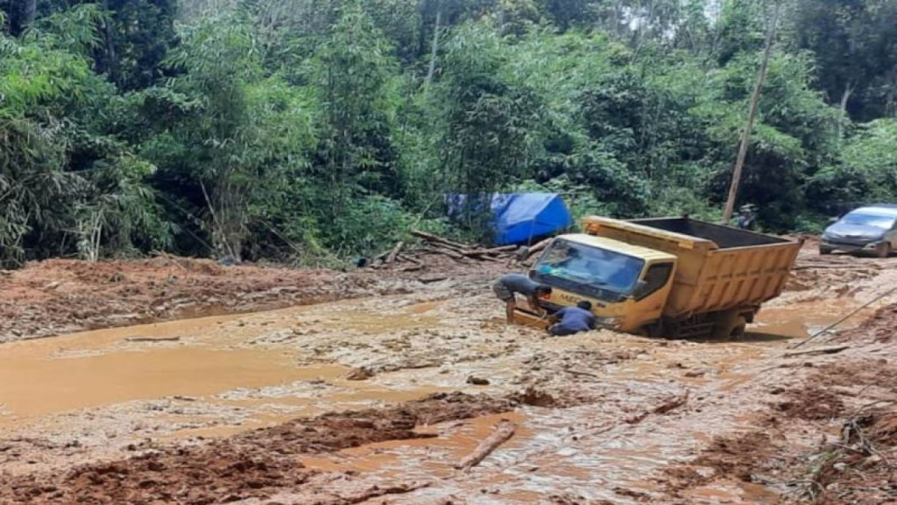 Kondisi Jalan Tumbang - Titi di Kabupaten Ketapang (ANTARA/Ari)