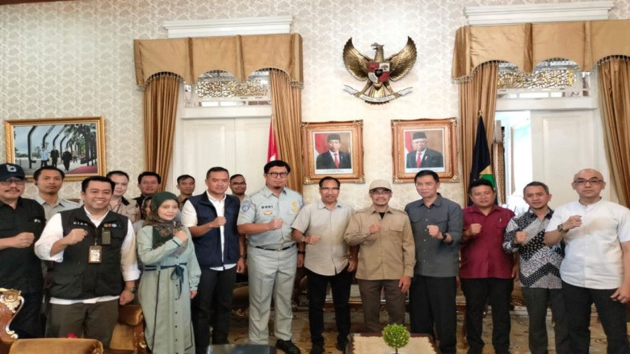 Tim Jasa Raharja bersama sejumlah perusahaan yang tergabung dalam Satuan Tugas (Satgas) Bencana BUMN, turut membantu masyarakat terdampak bencana gempa bumi di Cianjur, Jawa Barat, pada Jumat (25/11/2022). (Jasa Raharja)