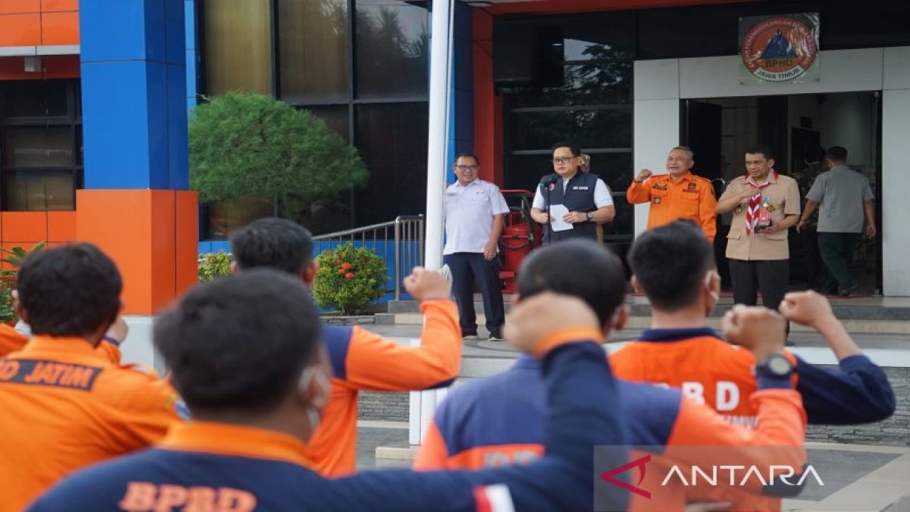 Sekretaris Daerah Provinsi Jawa Timur Adhy Karyono di Surabaya, Selasa (22/11/2022), memberangkatkan personel dan bantuan logistik menuju ke daerah terdampak gempa di Cianjur, Jawa Barat. (ANTARA/HO-Biro Adpim Jatim)