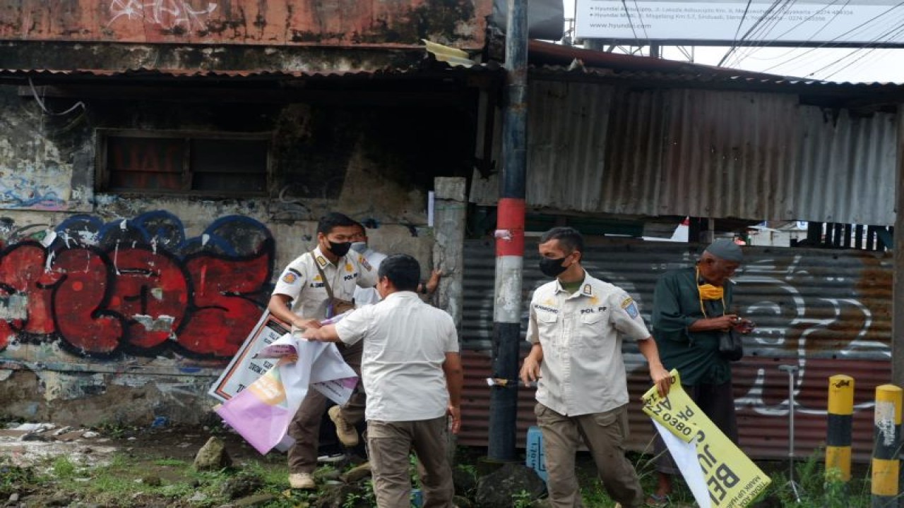 Jawatan Keamanan Kapanewon Mlati bersama Satpol PP Kabupaten Sleman mencopot spanduk dan rontek yang dinilai berisi konten provokatif menjelang Pemilu 2024, Rabu (16/11/22). ANTARA/HO-Satpol PP Sleman