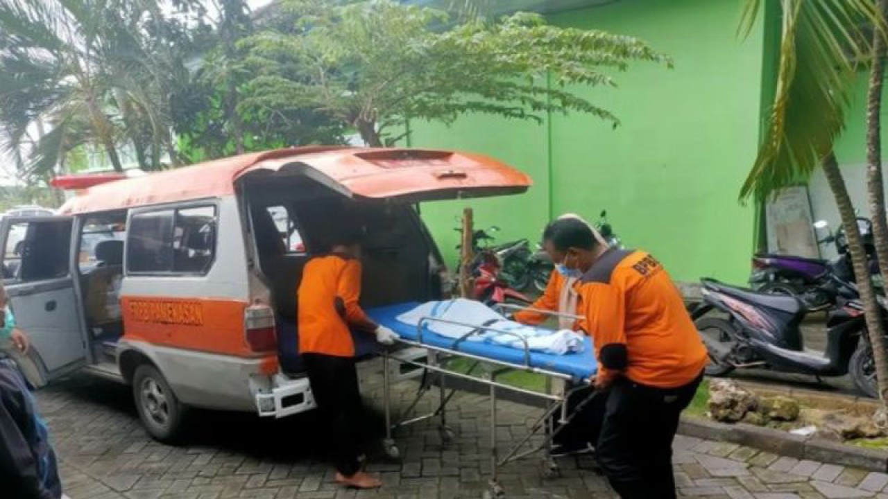 BPBD Pamekasan mengantar jenazah korban tercebur sungai, Selasa (29/11/2022). (Abd. Aziz)