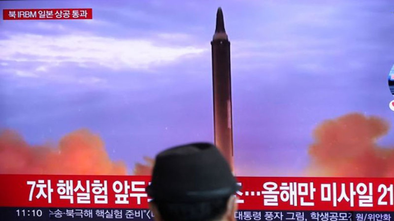 Arsip - Seorang pria menonton TV yang menyiarkan berita tentang Korea Utara yang menembakkan rudal balistik di atas Jepang, di sebuah stasiun kereta api di Seoul, Korea Selatan, 4 Oktober 2022. (ANTARA/REUTERS/Kim Hong-Ji/as)