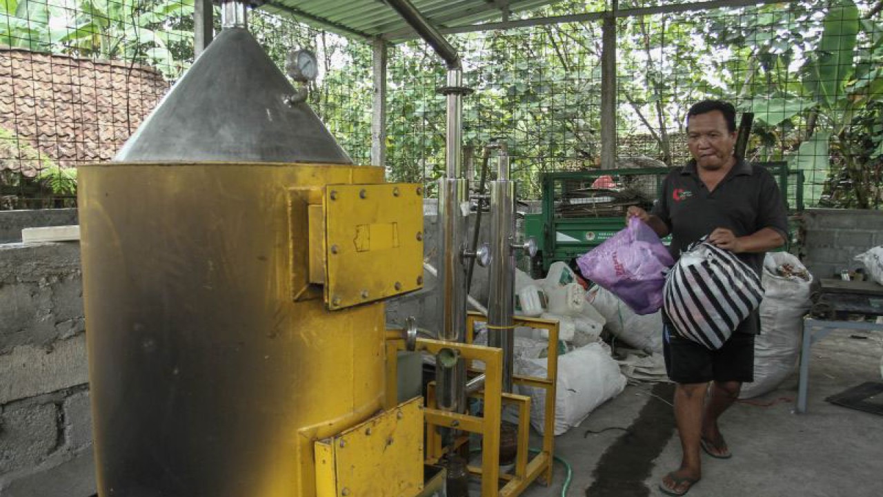 Pengelola Bank Sampah Gerakan Pembangunan Peduli Lingkungan Hidup (Gerbang Pilah) Suratno (57) memilah sampah plastik di Dusun Siten, Sumbermulyo, Bambanglipuro, Bantul, DI Yogyakarta, Selasa (31/5/2022). ANTARA FOTO/Hendra Nurdiyansyah/tom.