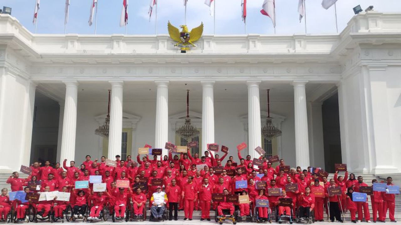Presiden Joko Widodo yang didampingi Menteri Sekretaris Negara Pratikno dan Menteri Pemuda dan Olahraga Zainudin Amali di halaman Istana Merdeka, Jakarta, Senin (28/11) memberikan apresiasi berupa bonus sebesar Rp309 miliar bagi para atlet Indonesia yang bertanding di ASEAN Paragames XI 2022 Surakarta. (ANTARA/Indra Arief Pribadi)