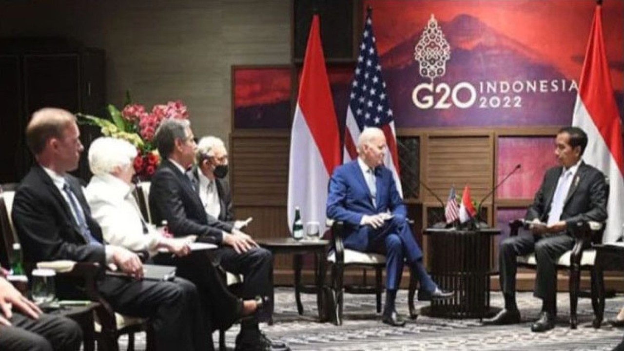Presiden Joko Widodo (kanan) melakukan pertemuan bilateral dengan Presiden Amerika Serikat Joe Biden di sela rangkaian kegiatan KTT G20 Indonesia di Nusa Dua, Bali, Senin (14/11/2022). ANTARA FOTO/Media Center G20 Indonesia/Akbar Nugroho Gumay/wsj/pri. (ANTARA FOTO/Akbar Nugroho Gumay)