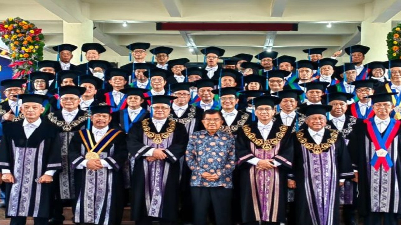 Wakil Presiden (Wapres) ke-10 dan ke-12 RI Jusuf Kalla (JK) menghadiri Dies Natalis ke-62 ITS Surabaya, di Jawa Timur, Sabtu (12/11/2022). ANTARA/HO-Tim Media JK