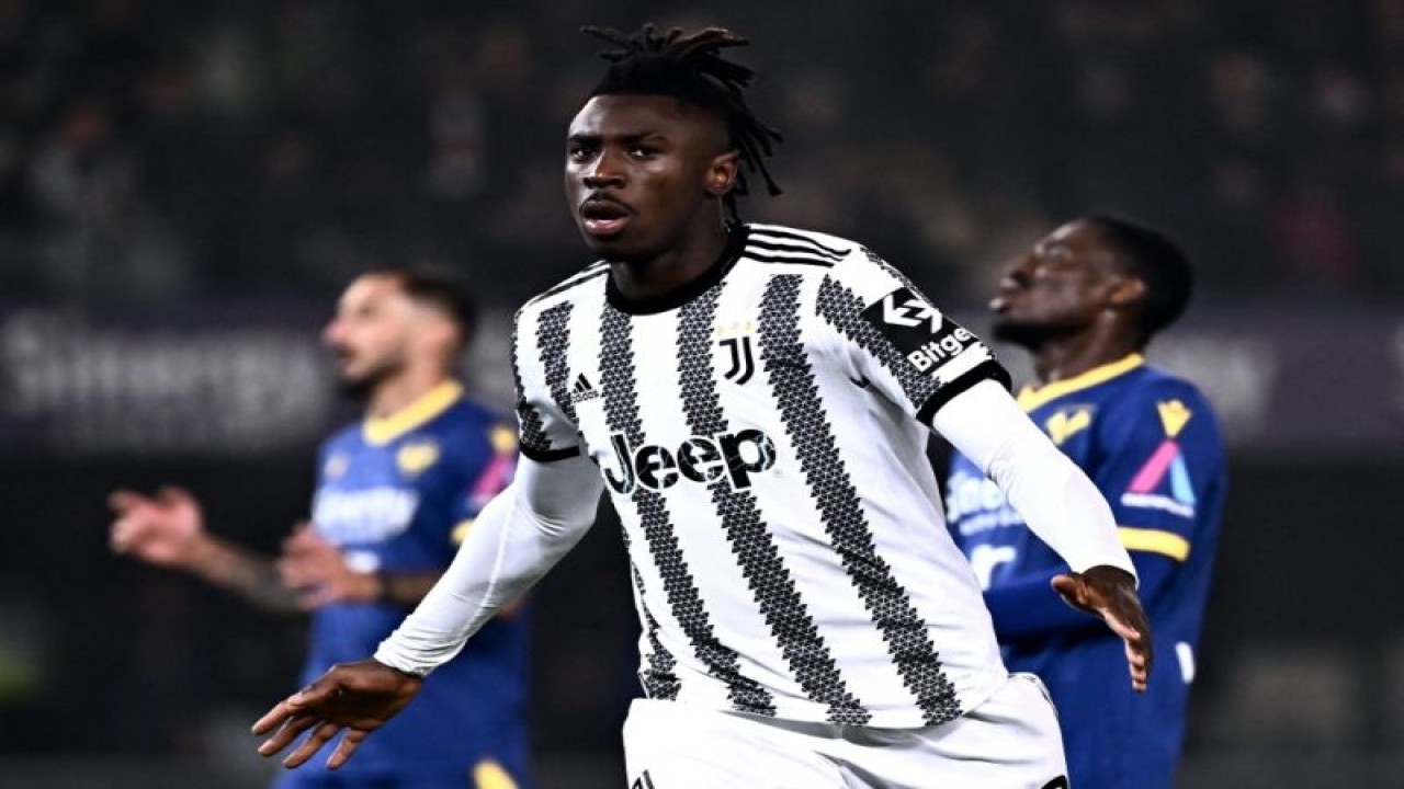 Striker Juventus Moise Kean meluapkan emosinya setelah mencetak gol dalam pertandingan Serie A Italia antara Hellas Verona dan Juventus di Stadion Bentegodi di Verona pada 10 November 2022. (ANTARA/AFP/MARCO BERTORELLO)