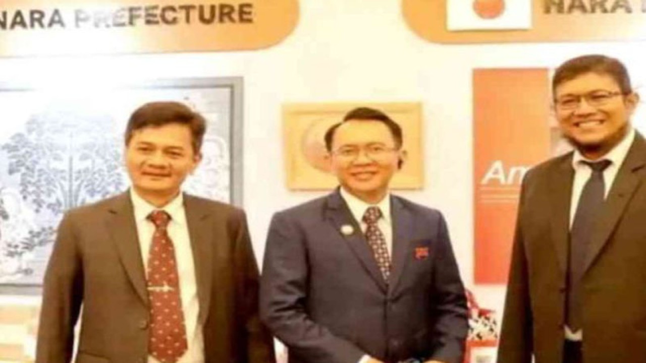 Penjabat Bupati Bekasi Dani Ramdan (tengah) saat menghadiri The 11th East Asia Local and Regional Government Congress 2022 di Trans Luxury Hotel Kota Bandung pada Kamis (24/11/2022). (ANTARA/Pradita Kurniawan Syah).