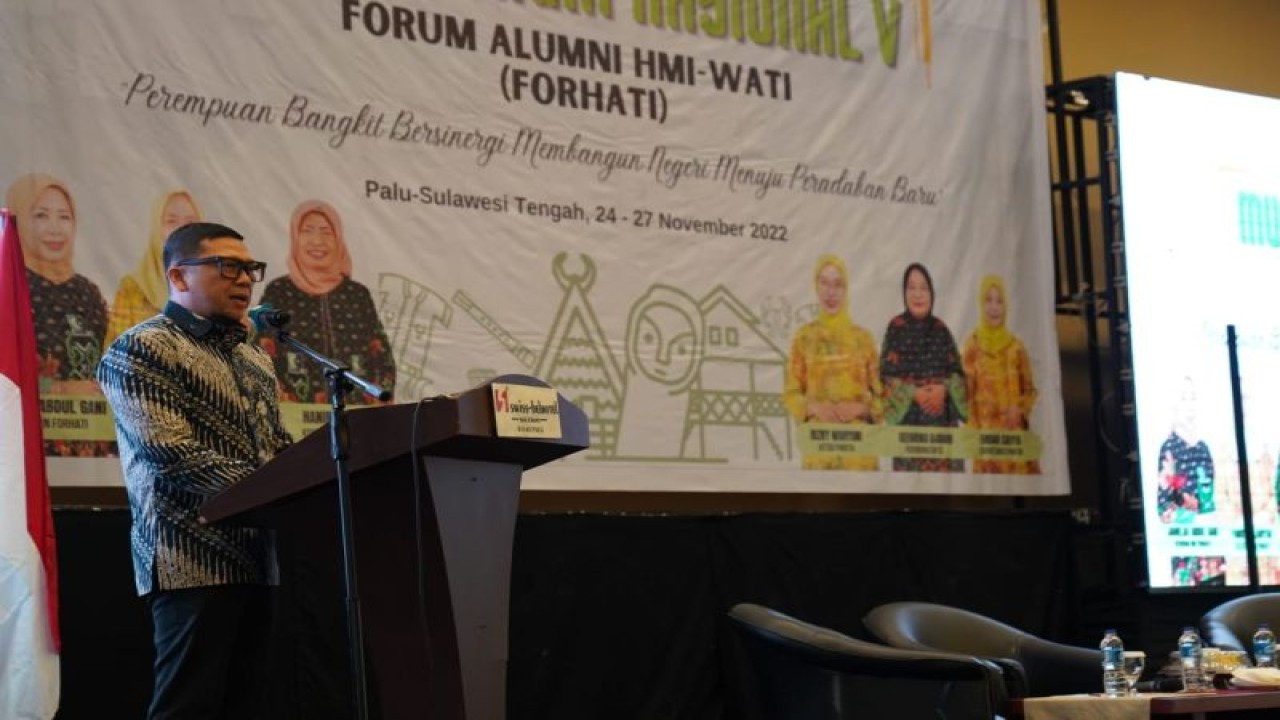 Koordianator Presidium Korps Alumni HMI (KAHMI) Doli Ahmad Kurnia saat memberikan sambutan pada pembukaan Munas ke V Forhati di Palu, Sulawesi Tengah, Kamis (24/11/2022). (ANTARA/HO-Panitia Munas KAHMI)