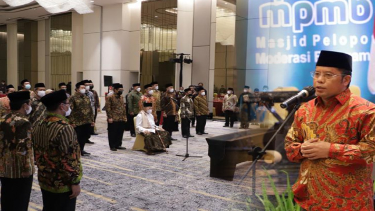 Direktur Jenderal Bimbingan Masyarakat Islam Kemenag Kamaruddin Amin saat melantik Pelaksana Harian Badan Pengelola Masjid Raya Syeikh Zayed di Kota Surakarta, Provinsi Jawa Tengah. (ANTARA/HO-Kemenag)