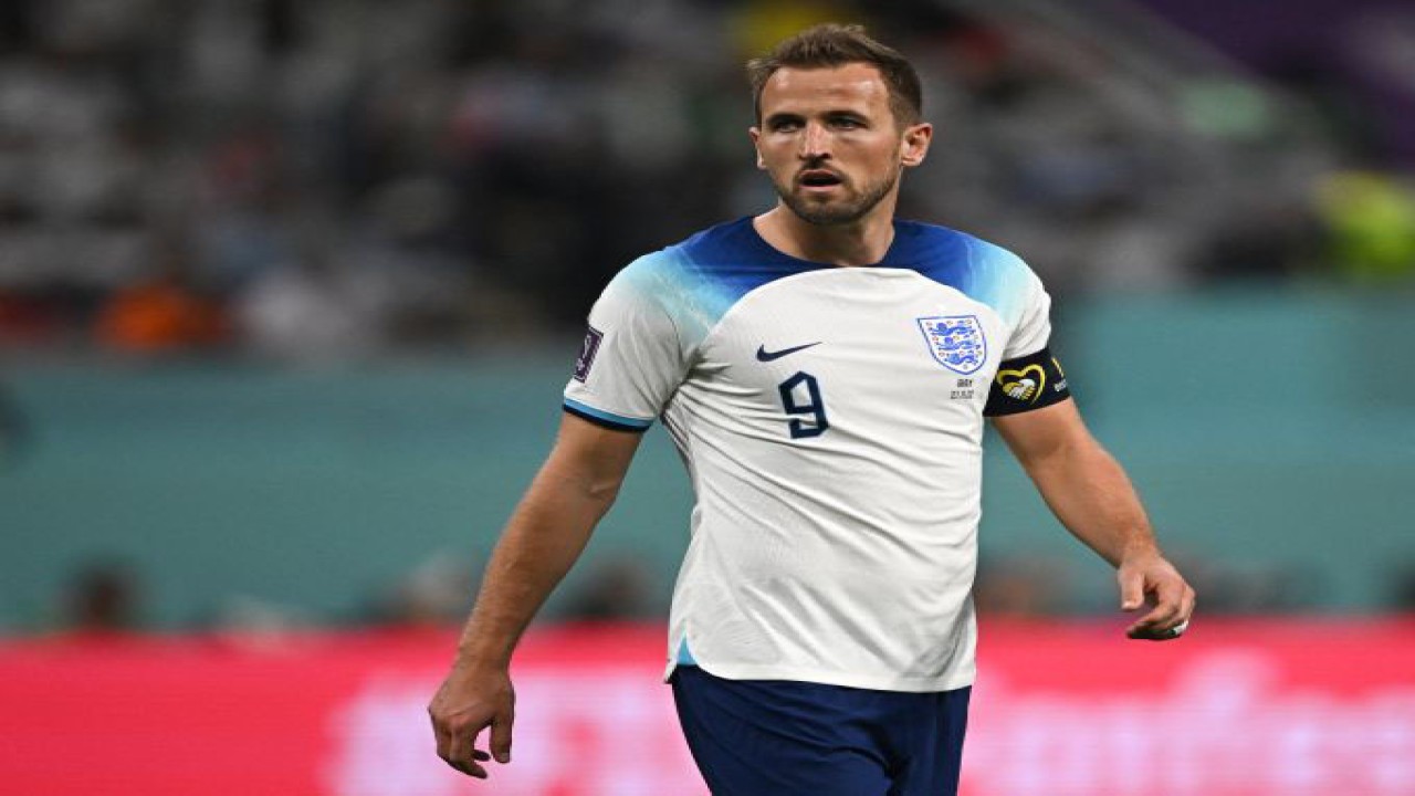 Penyerang Inggris Harry Kane saat menyaksikan pertandingan grup B Piala Dunia 2022 antara Inggris kontra Iran di Khalifa International Stadium, Doha, pada 21 November 2022. (ANTARA/AFP/PAUL ELLIS)
