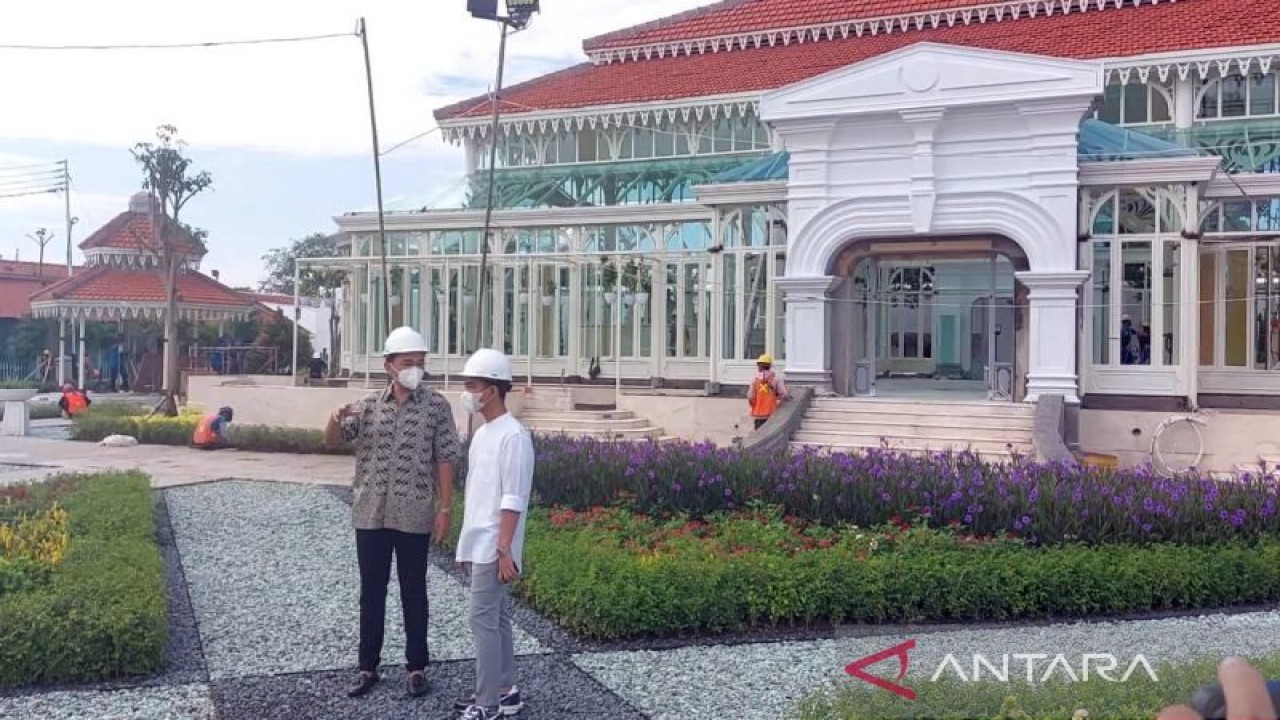 meninjau revitaliisasi Taman Pracima di Pura Mangkunegaran Solo, Selasa (8/11/2022). ANTARA/Bambang Dwi Marwoto.