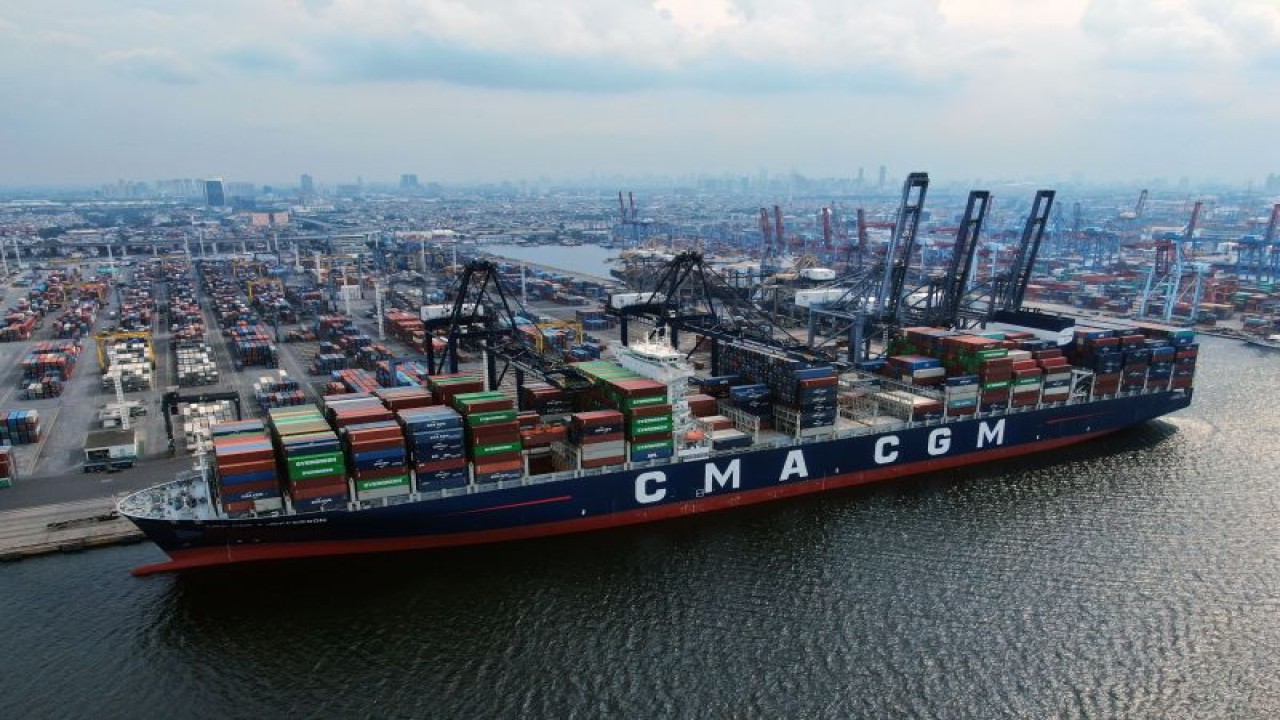 Kapal peti kemas skala besar milik CMA CGM, yakni CMA CGM T Jefferson. ANTARA/HO-Pelindo