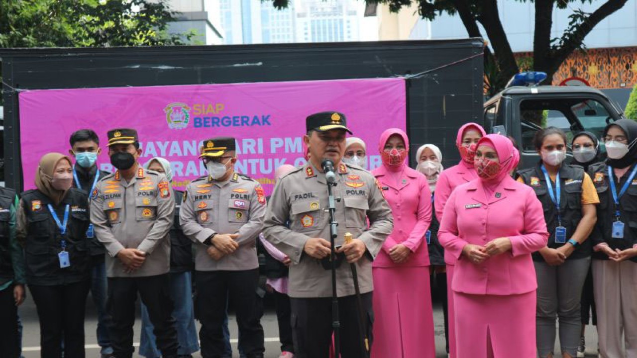 Kapolda Metro Jaya Irjen Pol Fadil Imran berikan keterangan terkait pengiriman relawan medis ke Cianjur, Jawa Barat, dalam jumpa pers di Mako Polda Metro Jaya, Jakarta, Senin (28/11/2021). ANTARA/Fianda Sjofjan Rassat