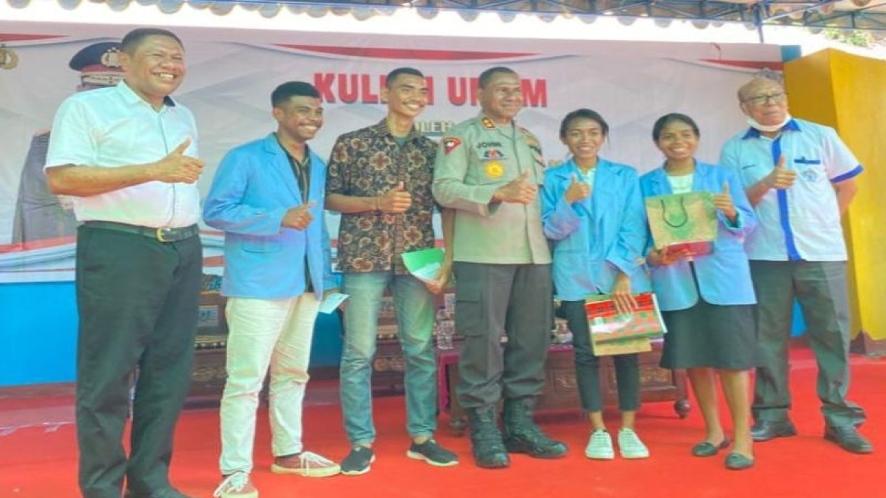 Kapolda NTT Irjen Pol. Johanis Asadoma (keempat kanan) berfoto dengan sejumlah mahasiswa usai memberikan kuliah umum di Universitas Tribuana Kalabahi, Kabupaten Alor, NTT, Selasa (29/11/2022). (ANTARA/Ho-Humas Polda NTT)