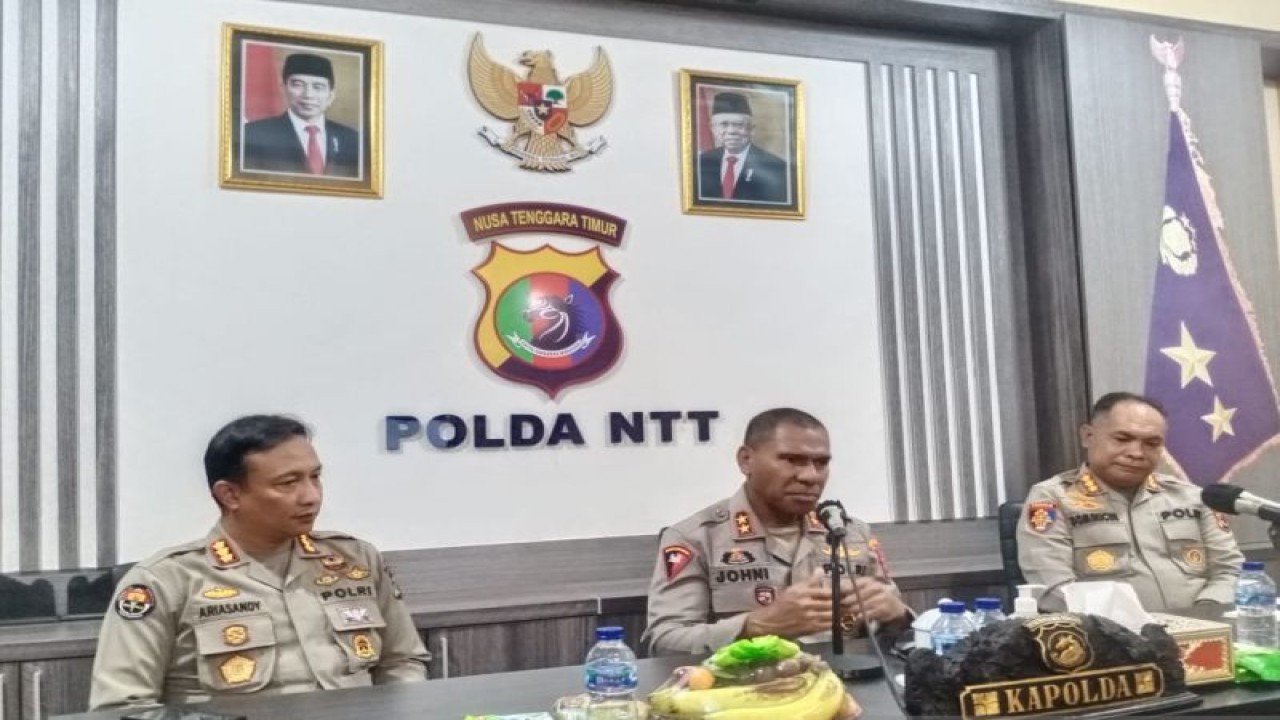 Kapolda NTT Irjen Pol Johanis Asadoma (tengah) memberikan pernyataan pers di Kupang, NTT, Kamis (24/11/2022). ANTARA/Kornelis Kaha