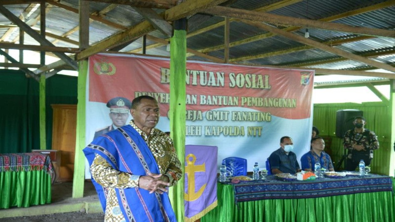Kapolda NTT Irjen Pol Johanis Asadoma saat memberikan arahan di sela-sela pemberian bantuan untuk pembangunan gereja di Alor. ANTARA/Ho-Humas Polda NTT.