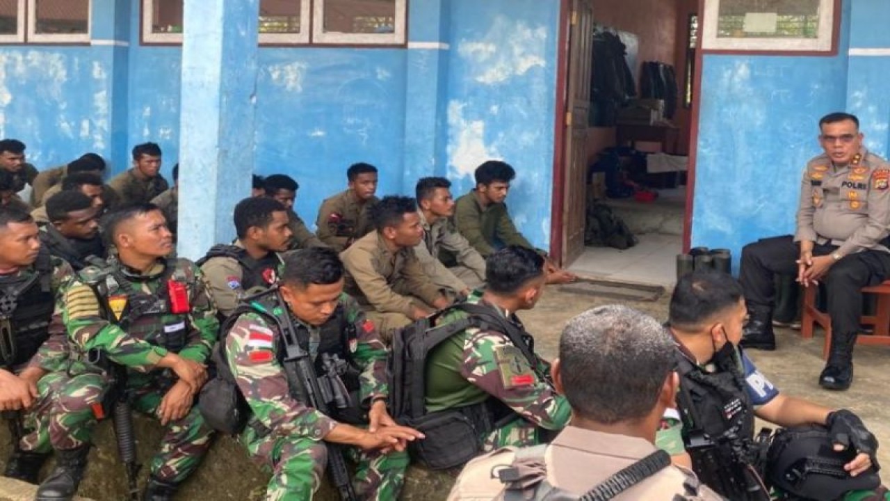 Kapolda Papua Barat Irjen Pol Daniel TM Silitonga memberikan arahan kepada personel afiliasi TNI-Polri yang bertugas di pos operasi pengamanan di wilayah Aifat Timur, kabupaten Maybrat, Papua Barat, Selasa (15/11/2022) /HO/ Humas Polda Lapangan Papua Barat. (ANTARA/HANS ARNOLD KAPISA)