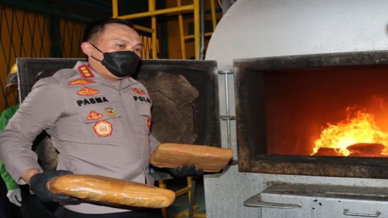 Kapolres Metro Jakarta Barat, Kombes Pol Pasma Royce saat pemusnahan barang bukti narkoba di RSPAD Jakarta Pusat, Kamis (10/11/2022). ANTARA/Ho-Polres Metro Jakarta Barat