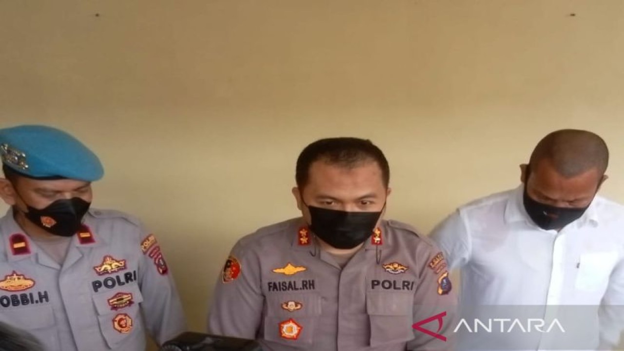 Kapolres Pelabuhan Belawan AKBP Faisal RH (tengah) menjelaskan penangkapan bandar narkoba di Kelurahan Pekan Labuhan. (ANTARA/HO)