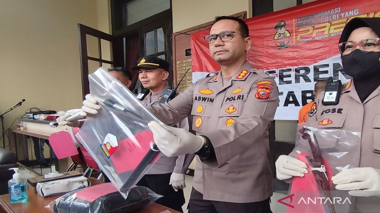 Kapolrestabes Bandung Kombes Pol Aswin Sipayung saat konferensi pers di Polrestabes Bandung, Kota Bandung, Jawa Barat. ANTARA/Bagus Ahmad Rizaldi