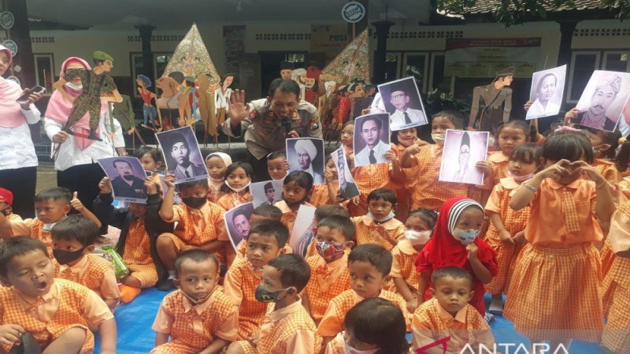 Kapolsek Pare, Kabupaten Kediri AKP Bowo Wicaksono saat pentas wayang karakter dengan anak-anak di Desa Darungan, Kecamatan Pare, Kabupaten Kediri, Jawa Timur, Rabu (9/11/2022). ANTARA/ Asmaul