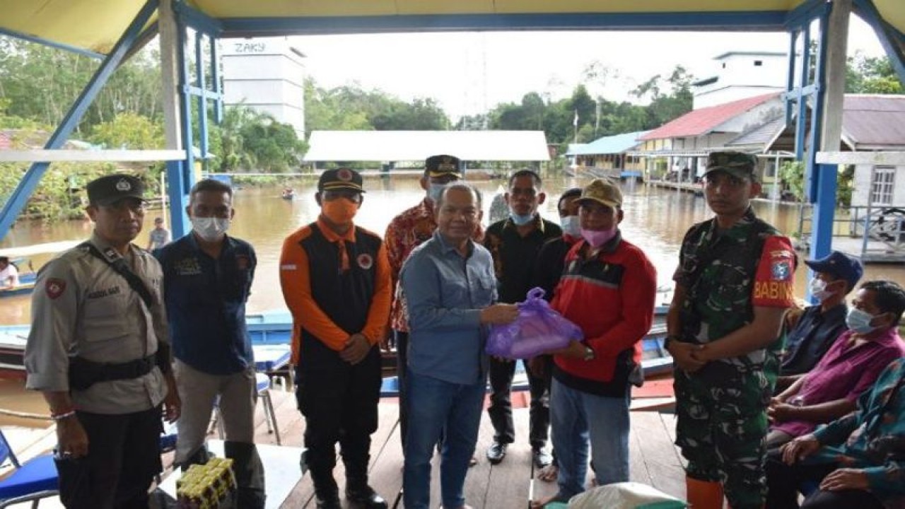 Bupati Kapuas Ben Brahim S Bahat, menyerahkan bantuan secara simbolis untuk warga terdampak musibah banjir di Kecamatan Mantangai, Kabupaten Kapuas. ANTARA/HO-Diskominfo Kapuas