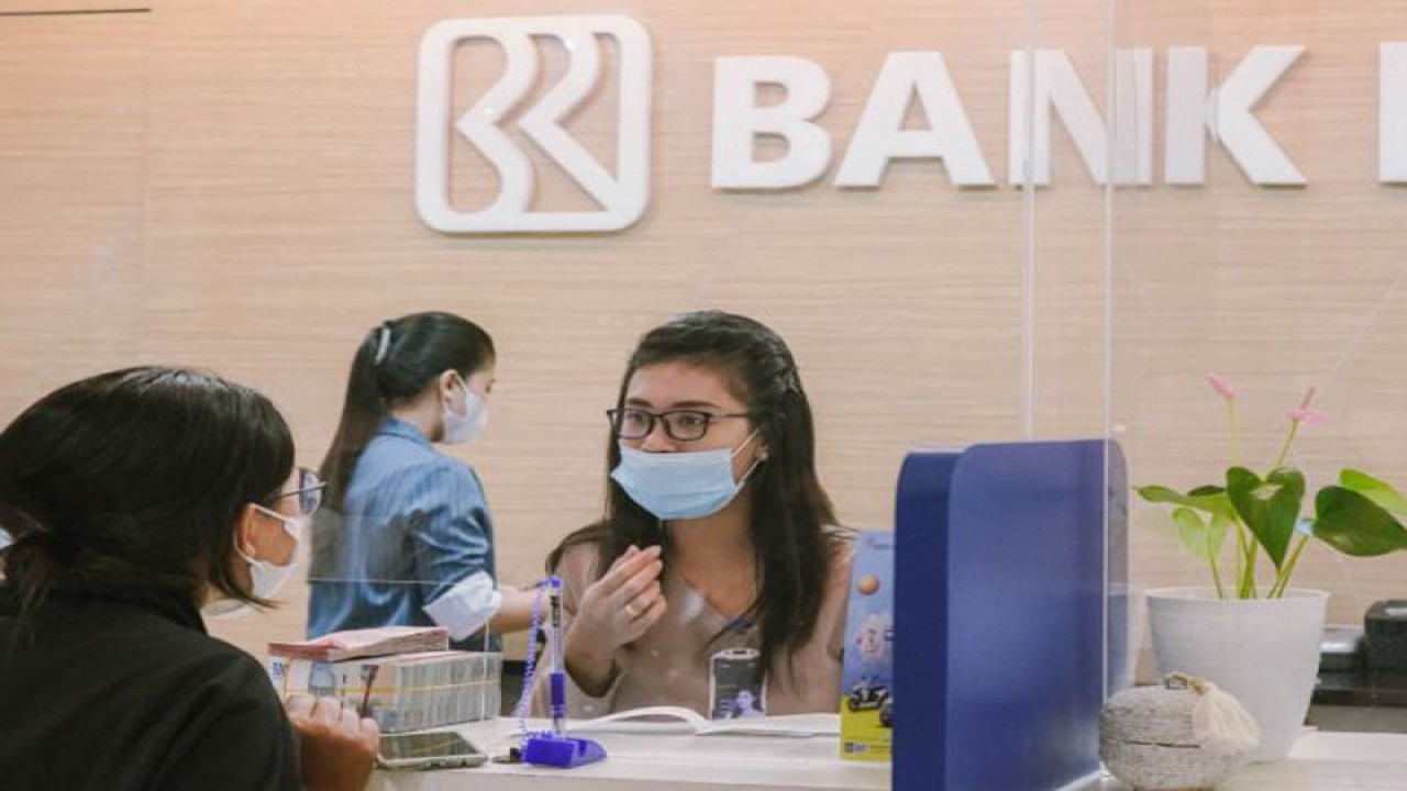 Karyawan BRI tengah melayani nasabah. ANTARA/HO-BRI