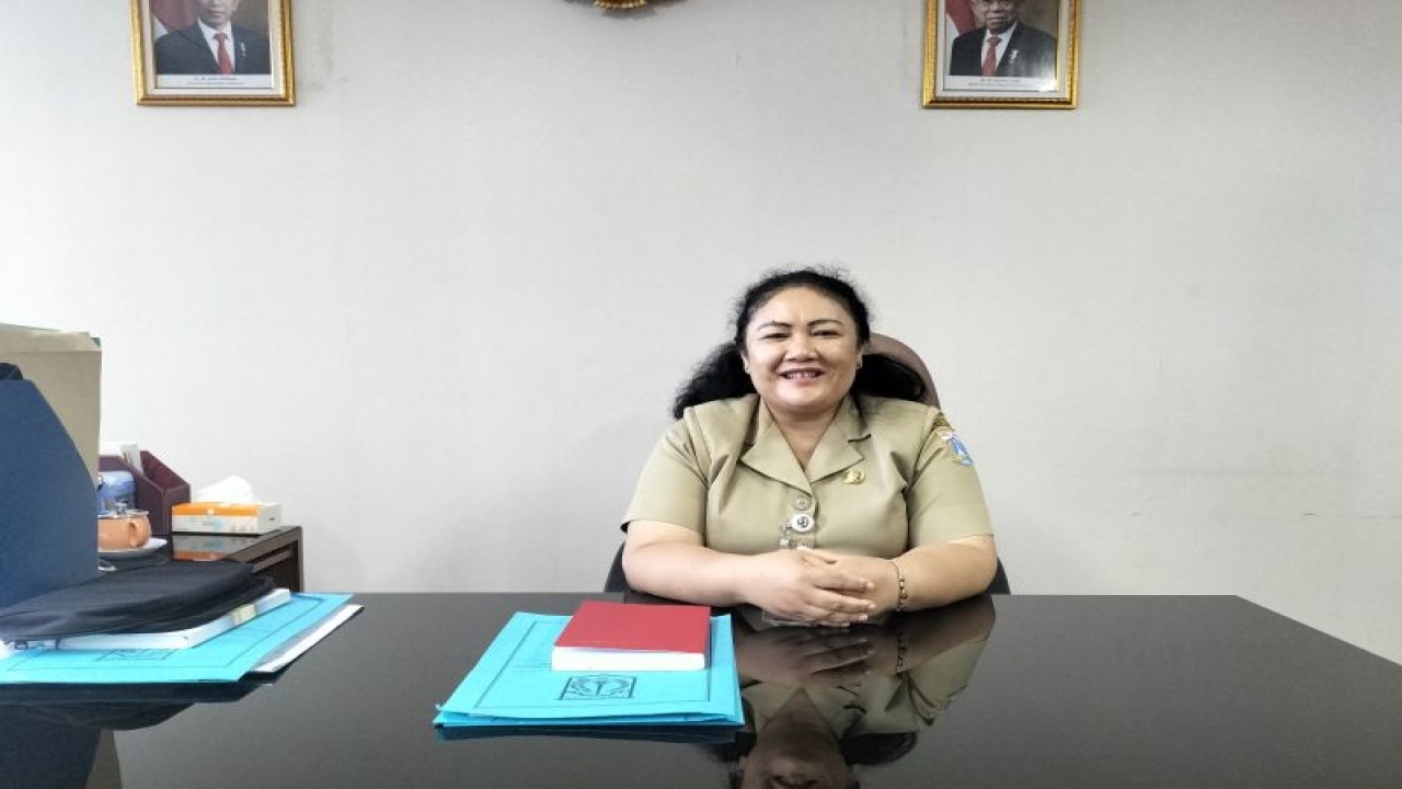 Kasudin Pariwisata dan Ekonomi Kreatif Jakarta Barat, Sonti Pangaribuan, saat ditemui di kantor Wali Kota Jakarta Barat, Senin (28/11/2022). ANTARA / Walda