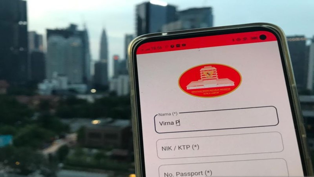 Input data diri dengan KBRIKL APP di Kuala Lumpur, Malaysia, Sabtu (26/11/2022). KBRI Kuala Lumpur mengembangkan aplikasi KBRIKL APP yang dapat diunduh di Play Store untuk memudahkan WNI di Malaysia mendata diri mereka. (ANTARA/Virna P Setyorini)