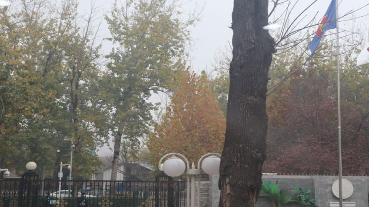 Pintu gerbang Kedutaan Besar RI di Beijing, China, tertutup rapat dengan penjagaan ketat aparat keamanaan lokal, Kamis (24/11/2022). Situasi pandemi COVID-19 di Kota Beijing memasuki tahap kritis setelah lonjakan kasus positif harian yang mencapai angka 1.000 dengan empat kasus kematian dalam empat hari terakhir. (ANTARA/M. Irfan Ilmie)