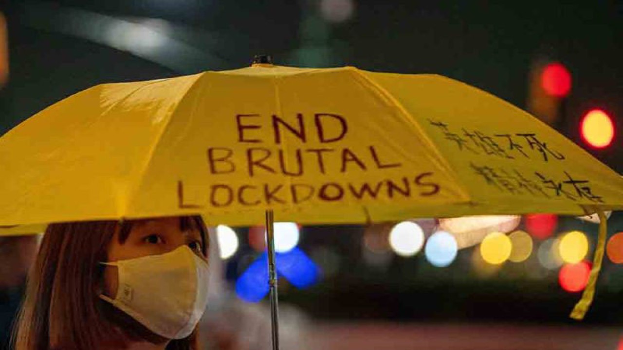 Arsip - Seorang peserta memegang payung bertuliskan protes terhadap kebijakan "nol COVID-19" yang diterapkan pemerintah China di dekat Konsulat China, New York, Amerika Serikat, Selasa (29/11/2022). (ANTARA FOTO/REUTERS/David 'Dee' Delgado/rwa)