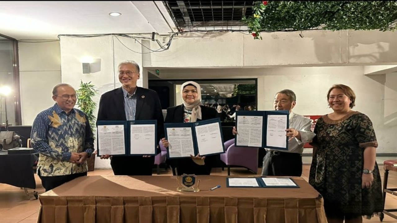Kedutaan Besar RI di Tokyo memfasilitasi penandatanganan nota kesepahaman (MoU) antara Institut Pembangunan Jawa Barat Universitas Padjajaran (INJABAR UNPAD) dengan dua perusahaan Jepang, Reuna Co. Ltd dan Asia Mining Development. (ANTARA/KBRI Tokyo)