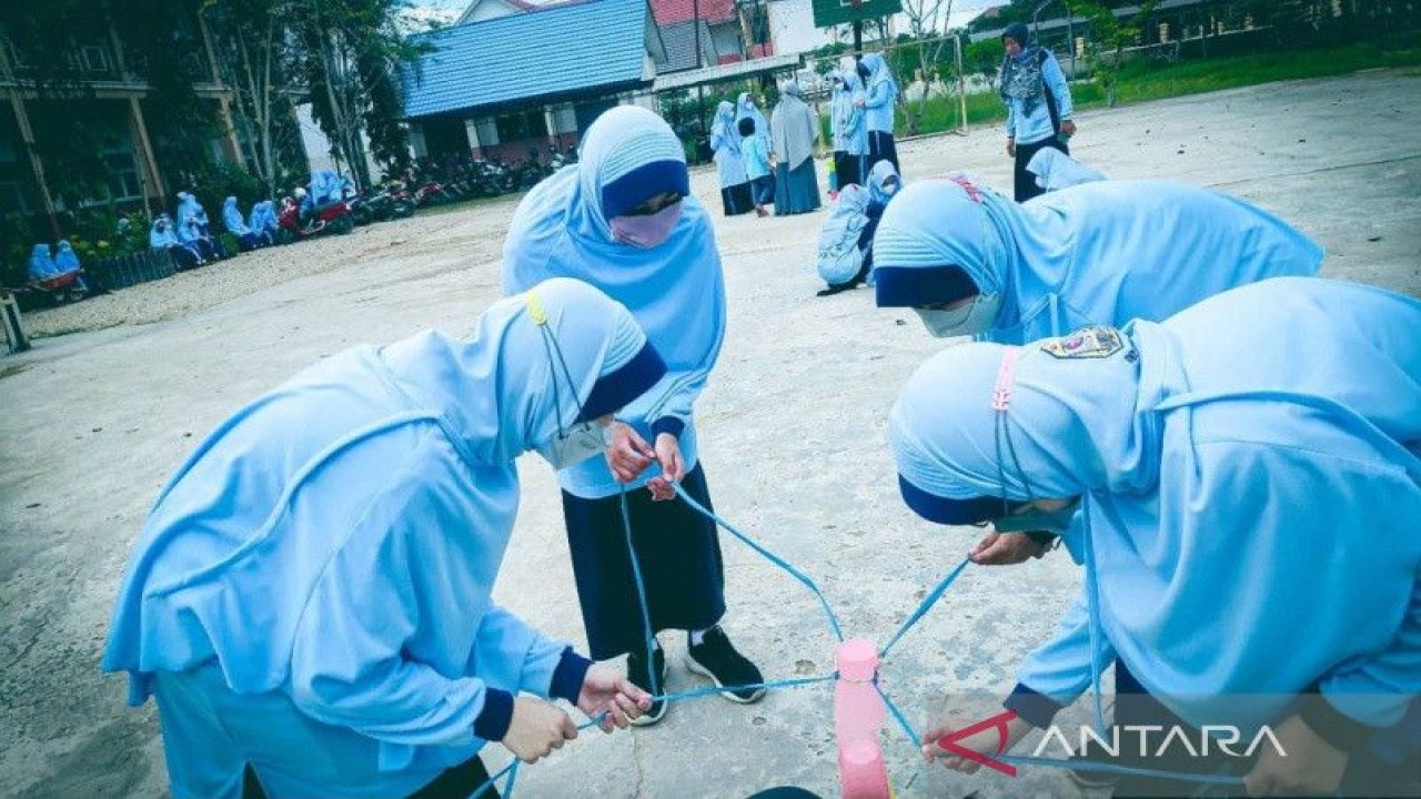 Kegiatan belajar di luar kelas di SMP Hasbunallah Mabu'un, Kabupaten Tabalong, Kalimantan Selatan, yang meningkatkan kreativitas siswa. (ANTARA/Firman)