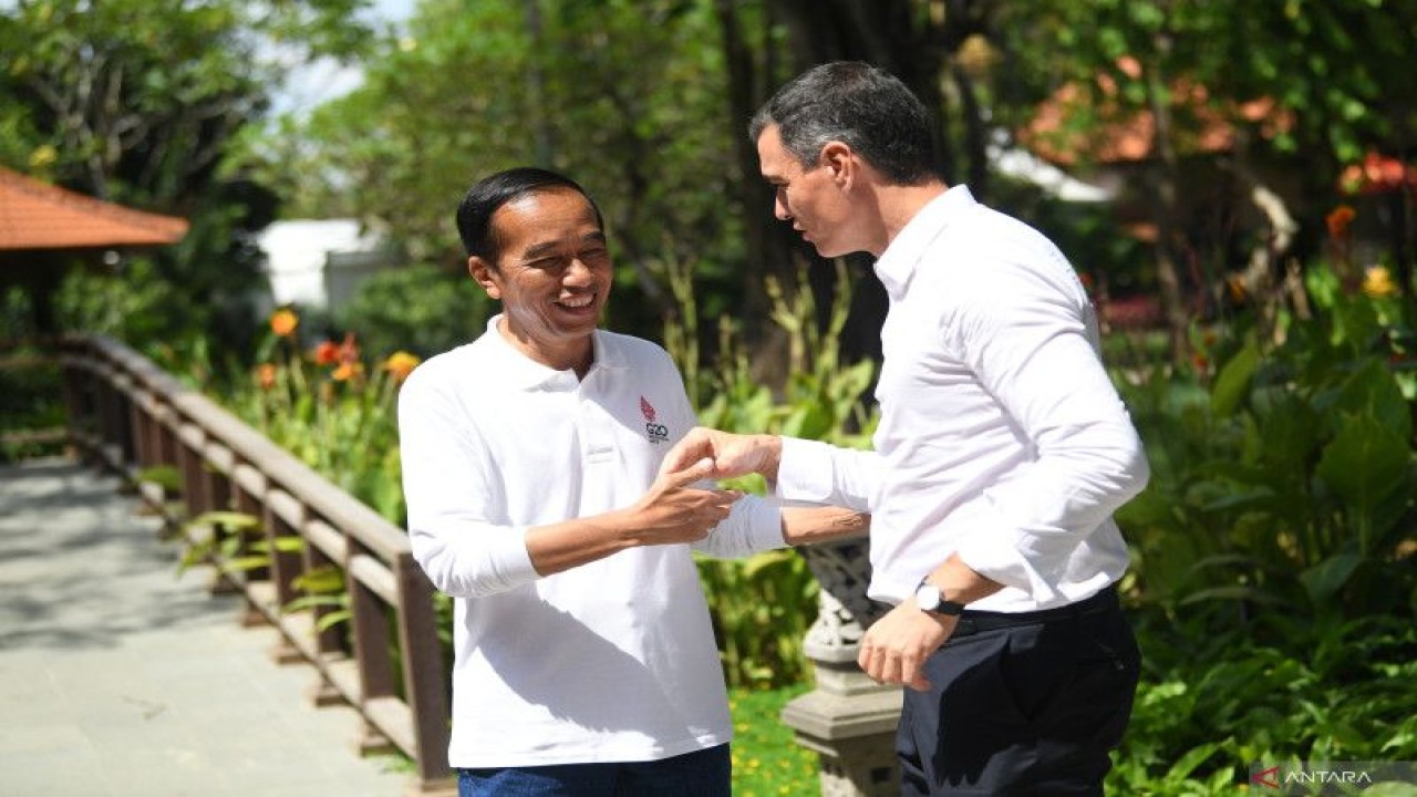 Presiden Joko Widodo (kiri) menyambut kedatangan Perdana Menteri Spanyol Pedro Sanchez (kanan) di lokasi persemaian dan pembibitan pohon mangrove dalam rangkaian kegiatan hari kedua KTT G20 di Taman Hutan Raya (Tahura) Ngurah Rai, Denpasar, Bali, Rabu (16/11/2022). ANTARA FOTO/Media Center G20 Indonesia/Aditya Pradana Putra/wsj. (ANTARA FOTO/ADITYA PRADANA PUTRA)