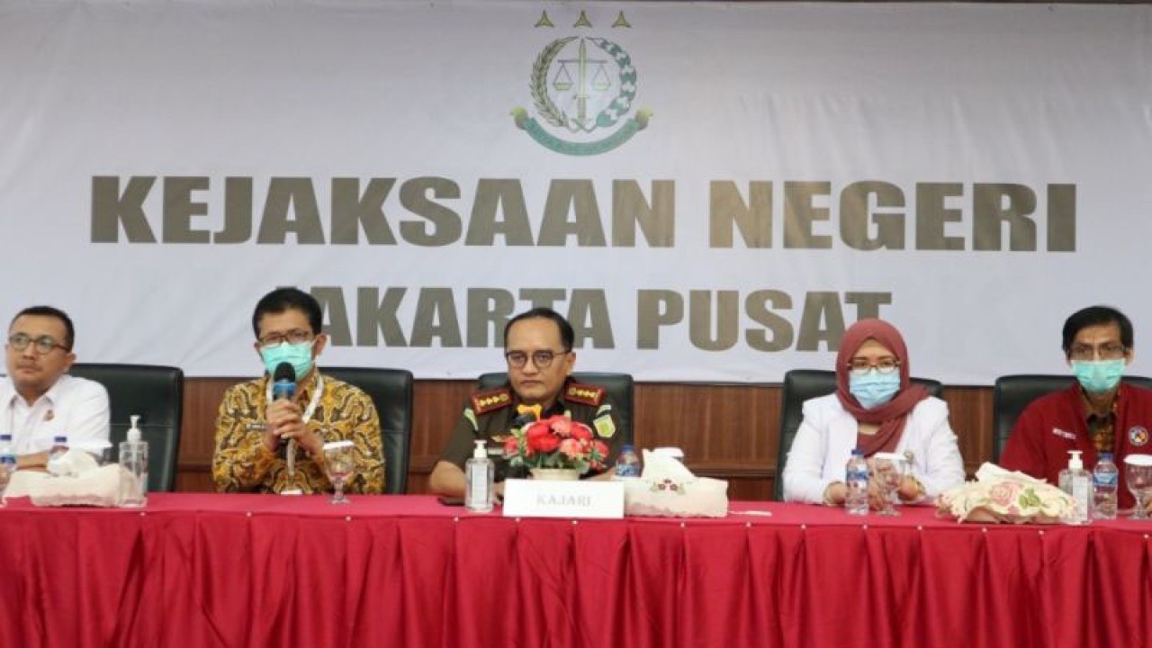 Kejaksaan Negeri Jakarta Pusat melakukan pemeriksaan narkotika melalui tes urine kepada ratusan pegawai di Aula lantai V Kejaksaan Negeri Jakarta Pusat, Selasa (29/11/2022). (ANTARA/HO-Humas Kejaksaan Negeri Jakarta Pusat)