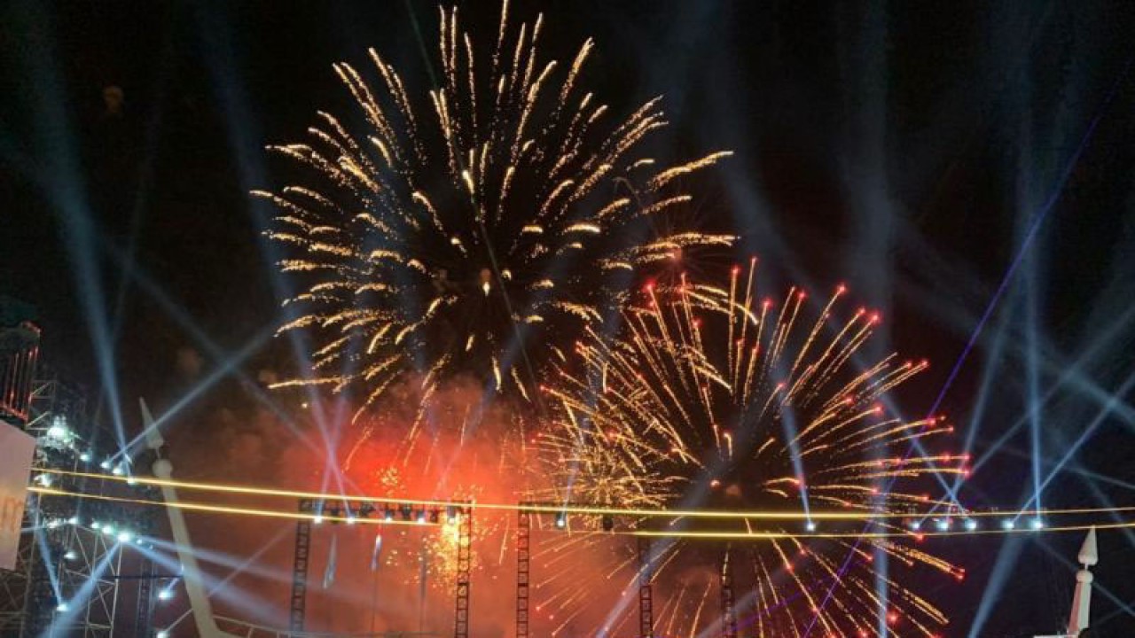 Ilustrasi kembang api (ANTARA/M Riezko Bima Elko P)