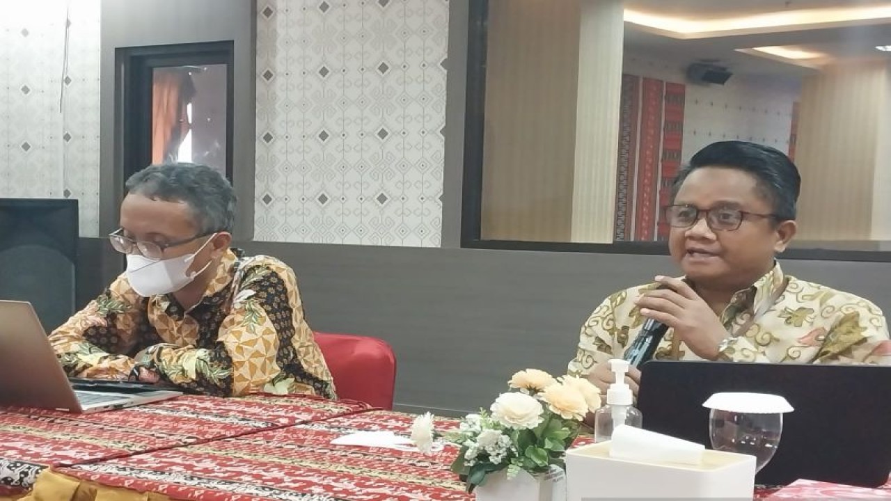 Kepala Kantor Wilayah Ditjen Perbendaharaan Provinsi NTT Kementerian Keuangan Catur Ariyanto Widodo (kanan) memberi keterangan dalam konferensi pers terkait kinerja APBN regional Provinsi NTT di Kupang, Selasa (29/11/2022). (ANTARA/Aloysius Lewokeda)
