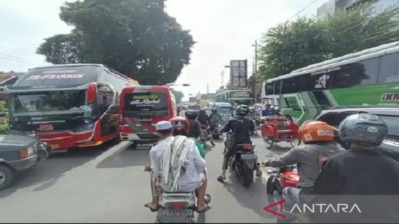 Kepadatan di salah satu ruas jalan di kawasan Pasar Kliwon Solo, Senin (15/11/2022). ANTARA/Aris Wasita