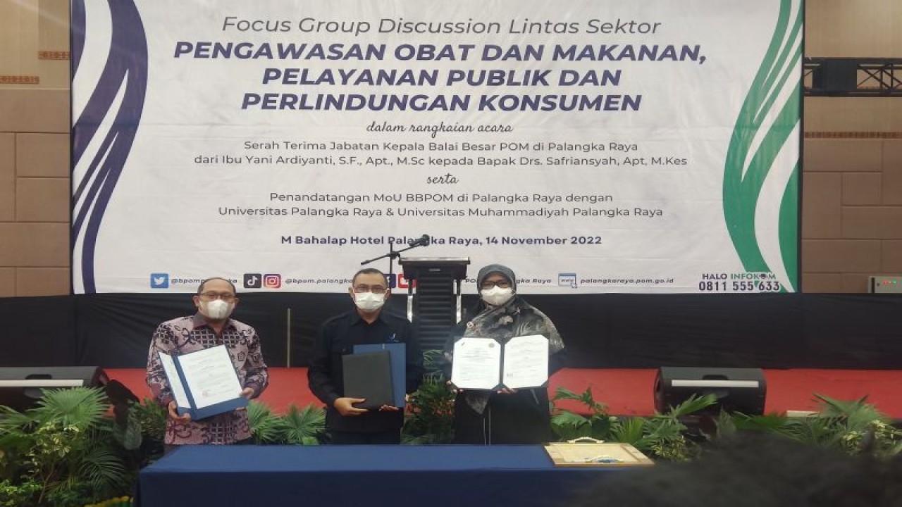 Kepala BBPOM Palangka Raya Safriansyah (tengah) bersama pihak UMPR dan UPR usai penandatanganan kerja sama tentang edukasi dan pengawasan serta pemberdayaan masyarakat tentang obat dan makanan di Palangka Raya, Senin (14/11/2022). (ANTARA/Rendhik Andika)
