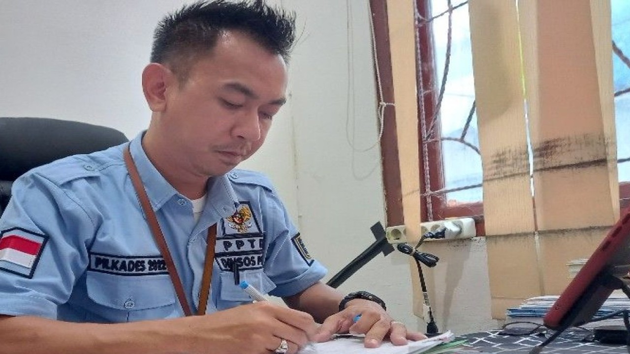 Kepala Bidang Pemerintahan Desa Dinas Sosial Pemberdayaan Masyarakat dan Desa Kabupaten Bangka Barat Idza Fajri Al-Az. (ANTARA/ Donatus Dasapurna)