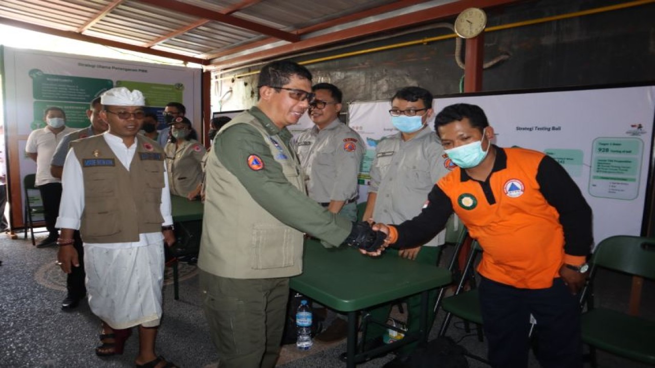 Kepala BNPB Letjen TNI Suharyanto (tengah depan dengan kemeja hijau dan rompi) saat tiba di Posko Penanganan Penyakit Mulut dan Kuku (PMK) di Pelabuhan Benoa, Kabupaten Badung, Provinsi Bali, Minggu (13/11/2022). (FOTO ANTARA/HO-BNPB)