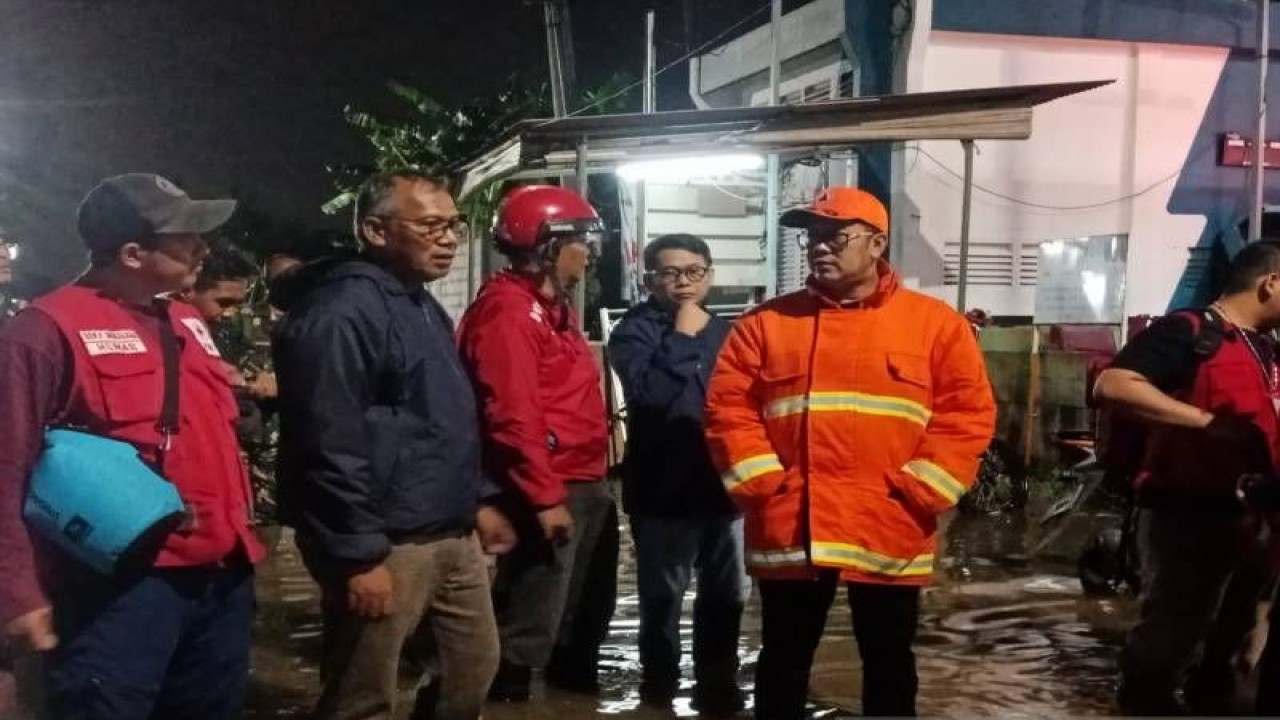 Arsip Foto. Kepala BPBD Kota Tangerang Maryono Hasan (kanan) meninjau permukiman warga yang terdampak banjir. (HO BPBD Kota Tangerang)