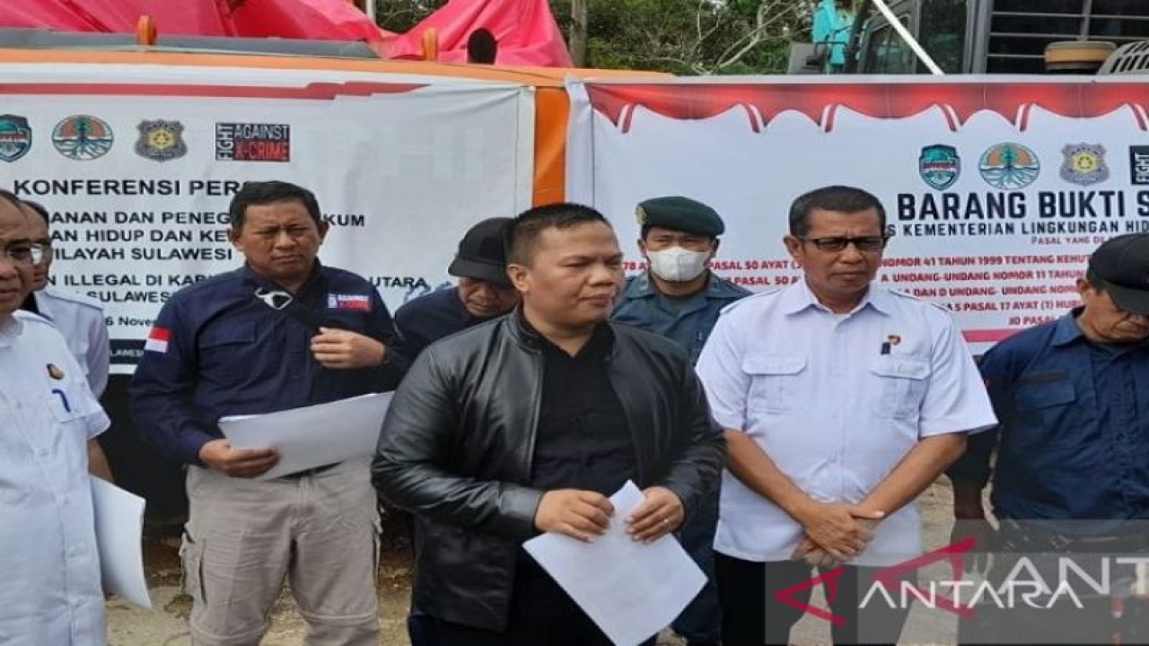 Kepala BPPHLHK Wilayah Sulawesi​​​​​​​ Dodi Kurniawan (jaket hitam). ANTARA/Suparman