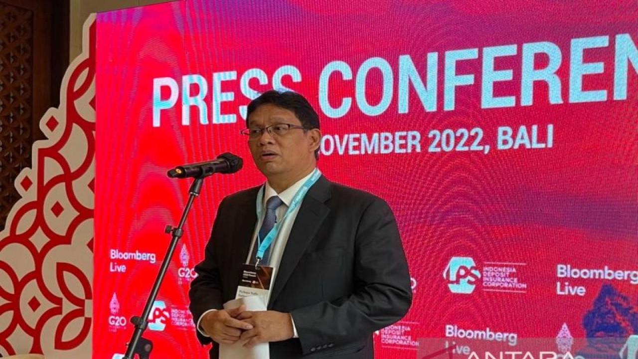 Kepala Dewan Komisioner LPS Purbaya Yudhi Sadewa menyampaikan keterangan pers di sela-sela Bloomberg CEO Forum yang diselenggarakan menjelang KTT G20 di Nusa Dua, Bali, Jumat (11/11/2022). ANTARA/Yashinta Difa.