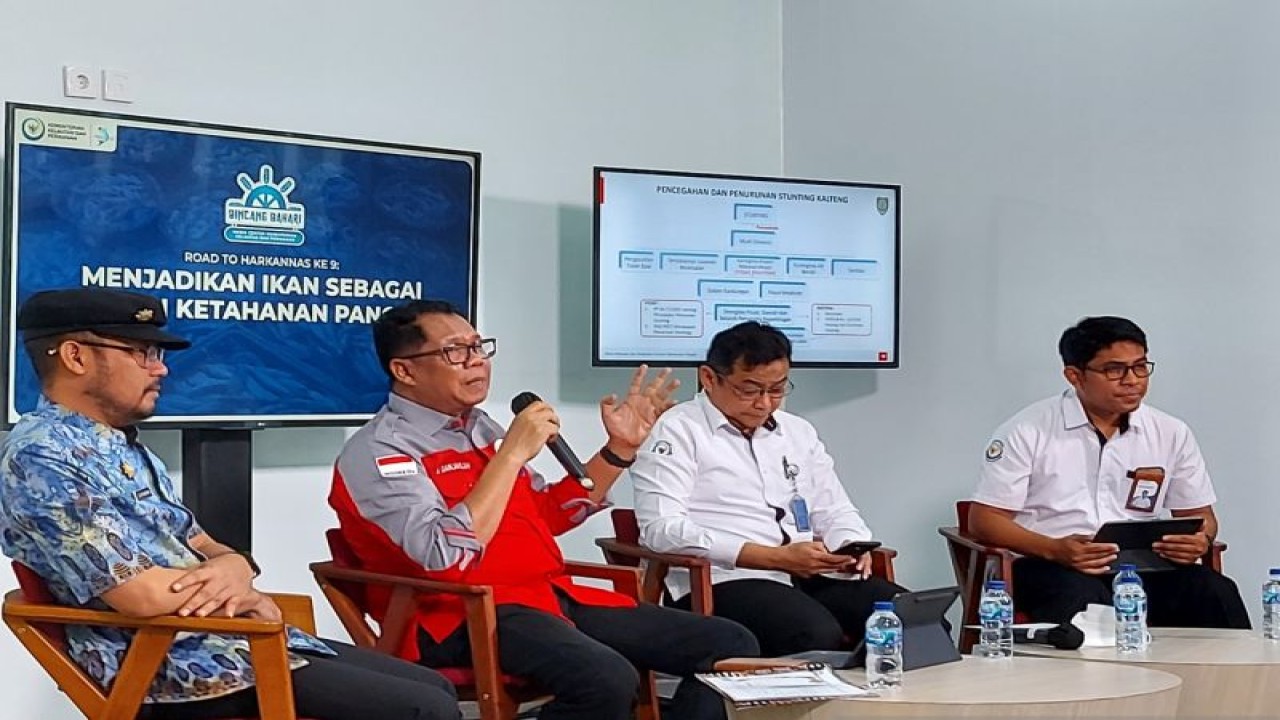 Kepala Dinas Kelautan dan Perikanan Provinsi Kalimantan Tengah Darliansjah (kedua dari kiri) pada diskusi "Bincang Bahari: Menjadikan Ikan sebagai Solusi Ketahanan Pangan" di Jakarta, Senin (14/11/2022). ANTARA/Aditya Ramadhan.