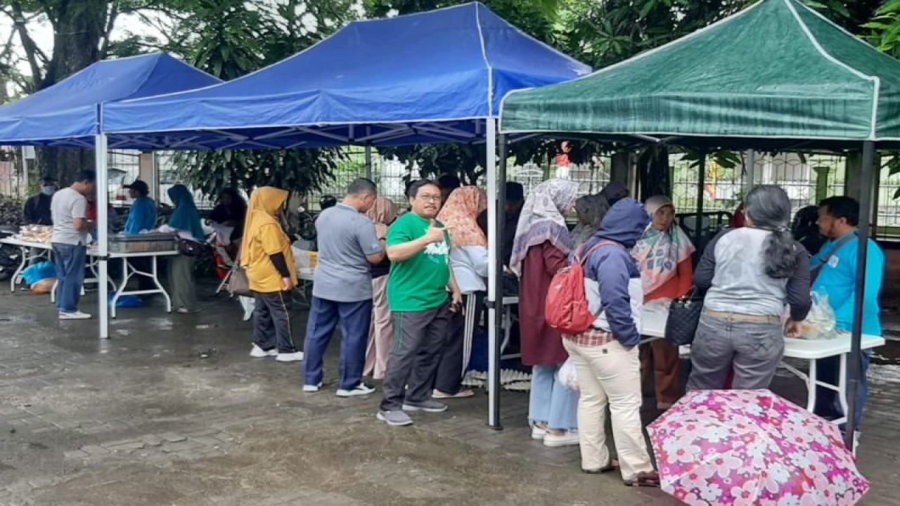 Kepala Dinas Pertanian (Distan) Kota Mataram Dedy Supriady meninjau kegiatan pasar tani di halaman Kantor Distan Kota Mataram, Provinsi Nusa Tenggara Barat. ANTARA/HO