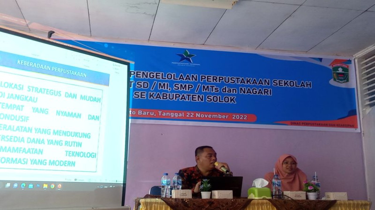 Kepala Disdikpora Zainal Jusmar (kiri) saat memberikan sosialisasi memberlakukan proses belajar mengajar (PBM) dari Senin sampai Jumat. ANTARA/Laila Syafarud